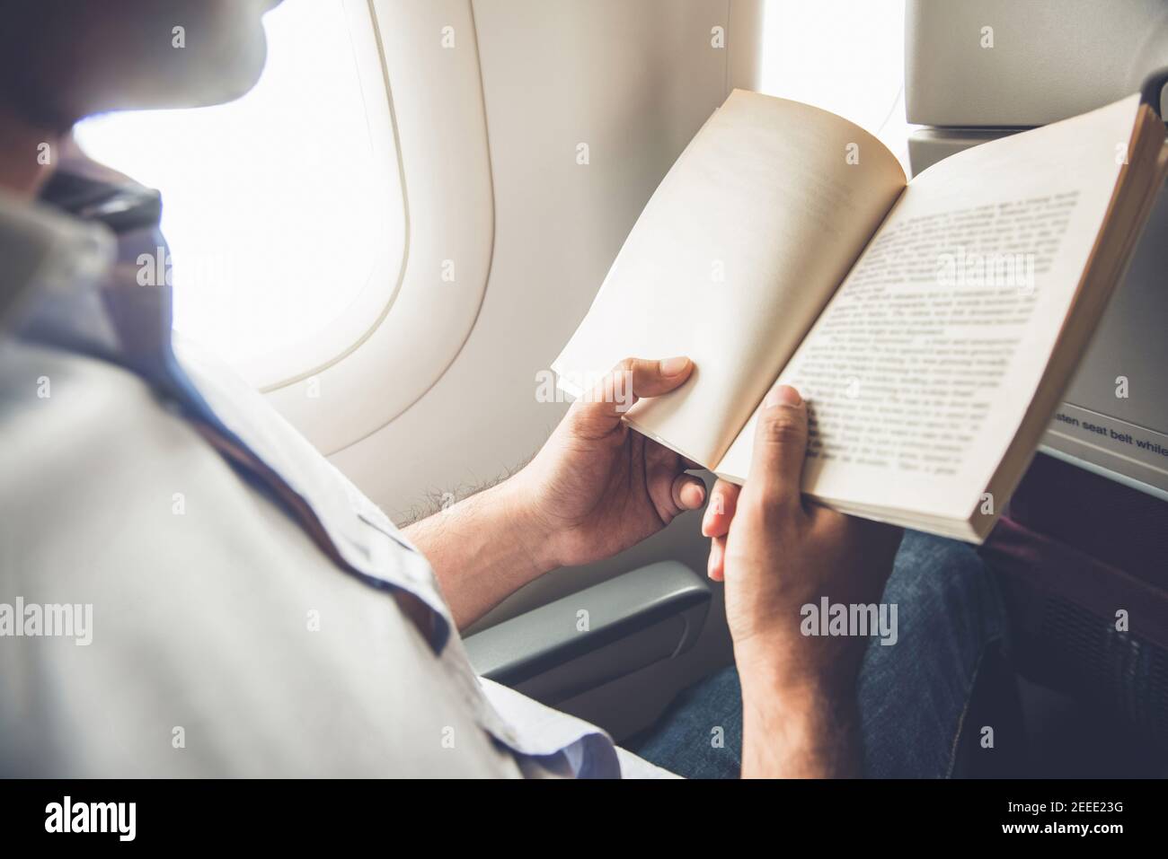 Il tempo di uccisione del passeggero maschile leggendo il libro mentre si viaggia il piano Foto Stock