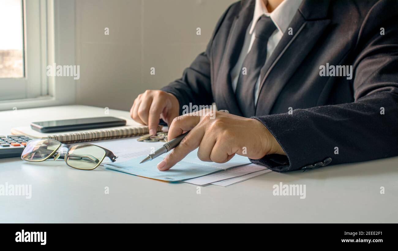 Il controllo dei conti e del reddito di affari, il concetto di gestione finanziaria e di finanziamento. Foto Stock