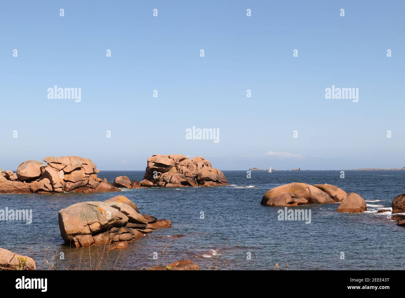 Bizzarri massi sulla Costa di granito Rosa - Cote de Granit Rose - grande sito naturale di Ploumanach, Bretagna, Francia Foto Stock