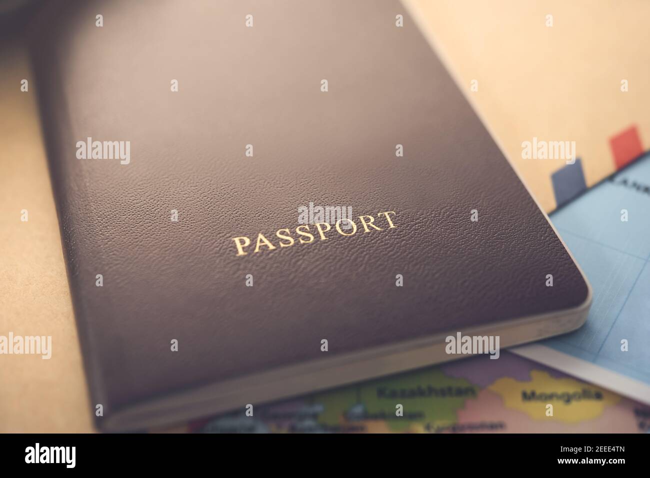 Primo piano del passaporto, copertura marrone, sulla mappa e documento preparato per il viaggio Foto Stock