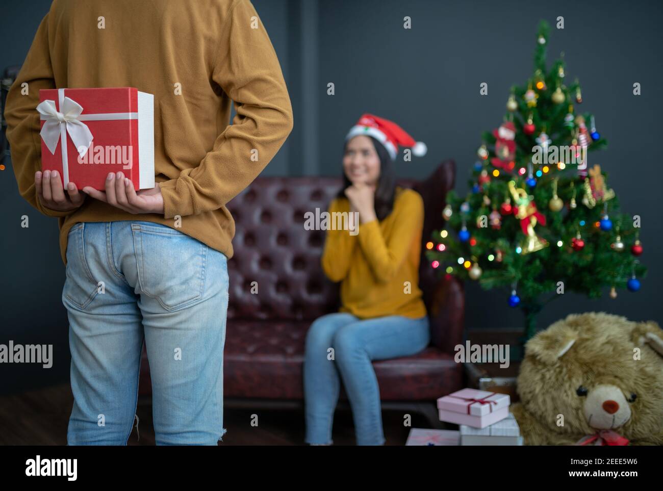 Uomo asiatico che dà scatola di regalo di Natale alla sua ragazza friend.Merry Natale e felice anno nuovo Foto Stock