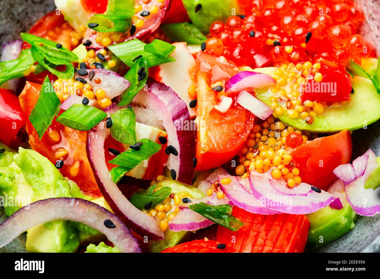 Insalata asiatica di bastoncini di granchio, caviale rosso e avocado Foto Stock