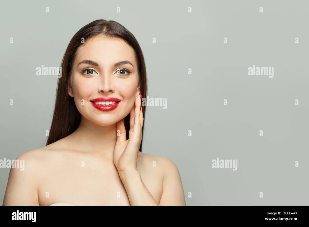 Giovane modello donna brunette con pelle chiara su sfondo bianco Foto Stock