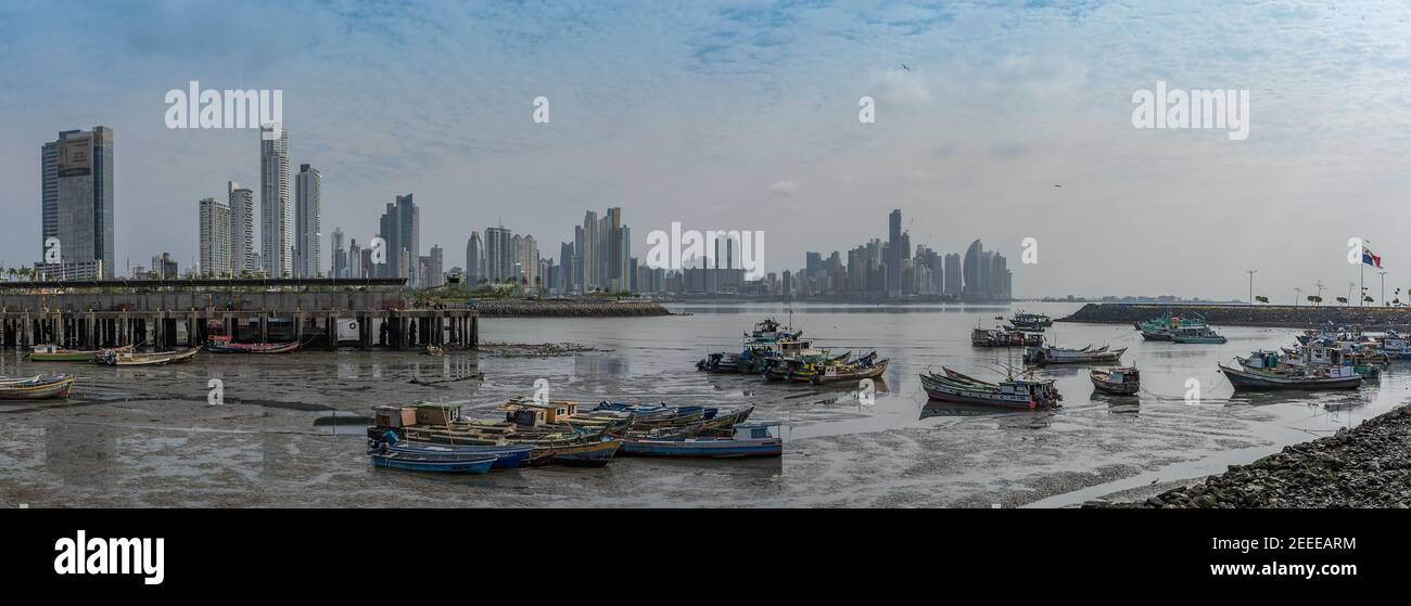 Vecchie barche da pesca vicino al mercato del pesce in Panama city con lo sfondo dello skyline di Foto Stock