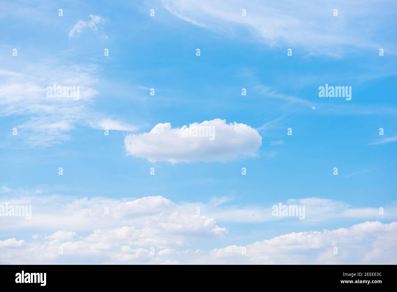 Bella estate cielo blu e nuvole per sfondo Foto Stock