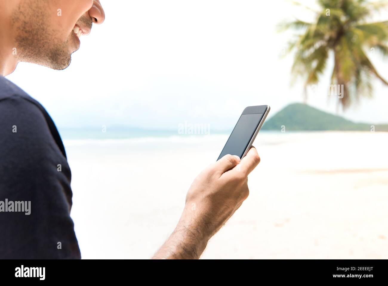 Turisti di sesso maschile utilizzando smartphone sull'isola al spiaggia in vacanza estiva - concetto di roaming mobile Foto Stock