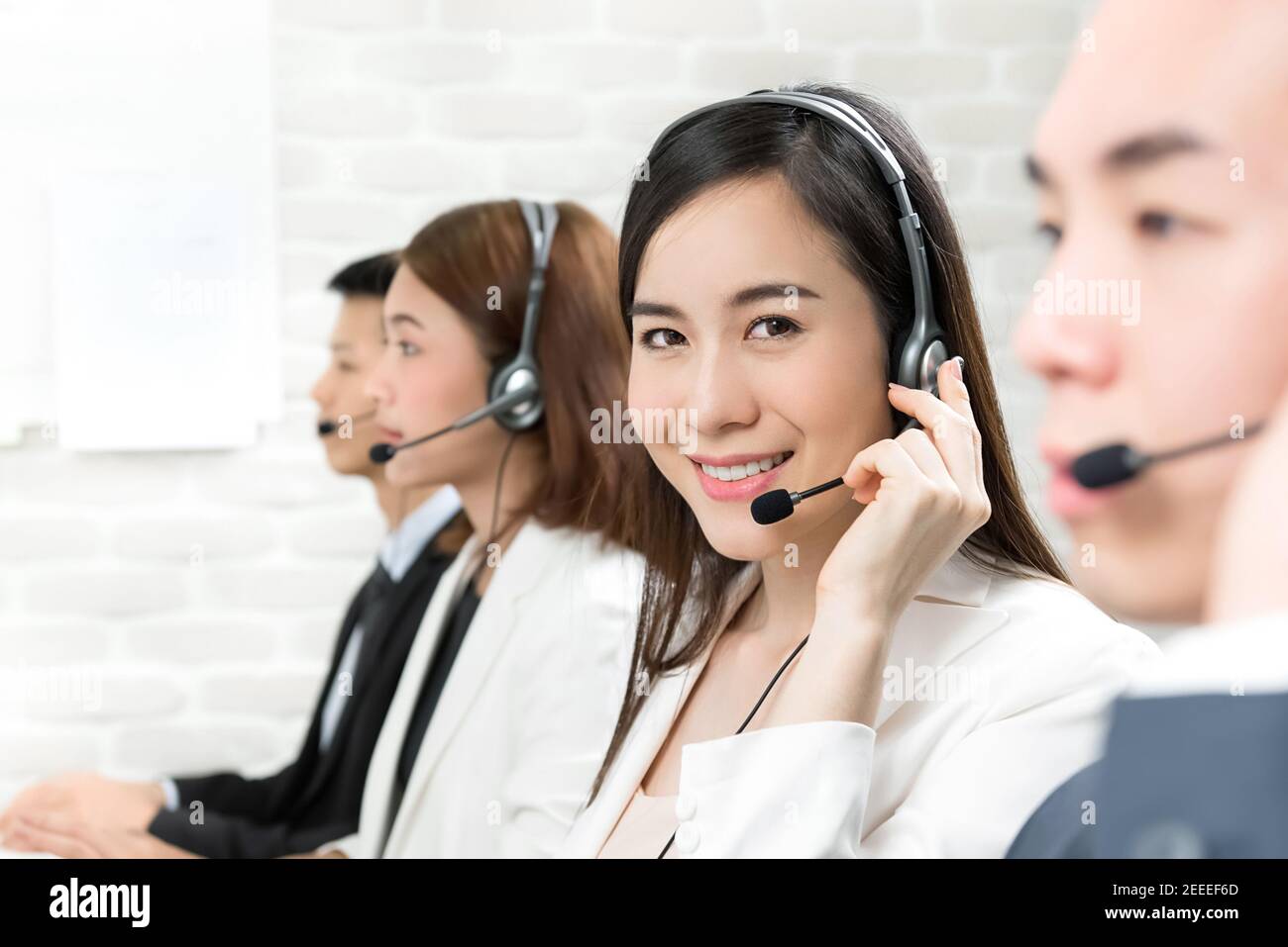 Team di agenti di assistenza clienti per telemarketing asiatico, concetto di lavoro per call center Foto Stock