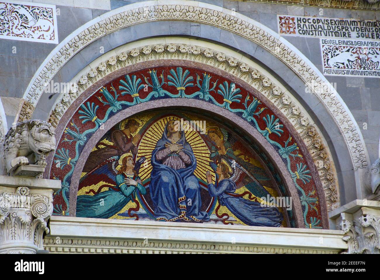 Vista di dettaglio della facciata del Duomo di Santa Maria Assunta a Pisa, Toscana, Italia Foto Stock