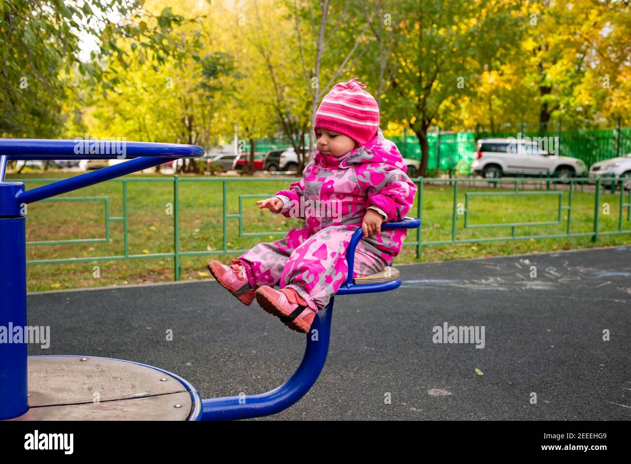 il piccolo bimbo in calde tute invernali gioca nel parco giochi. messa a  fuoco morbida Foto stock - Alamy