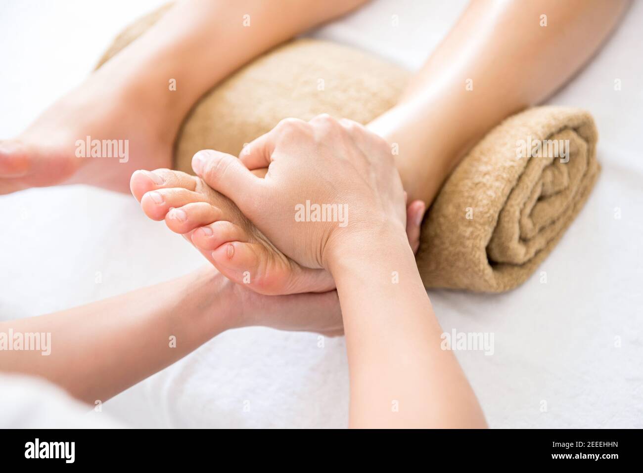 Terapista professionista che offre un massaggio rilassante riflessologico del piede ad una donna nel centro benessere Foto Stock
