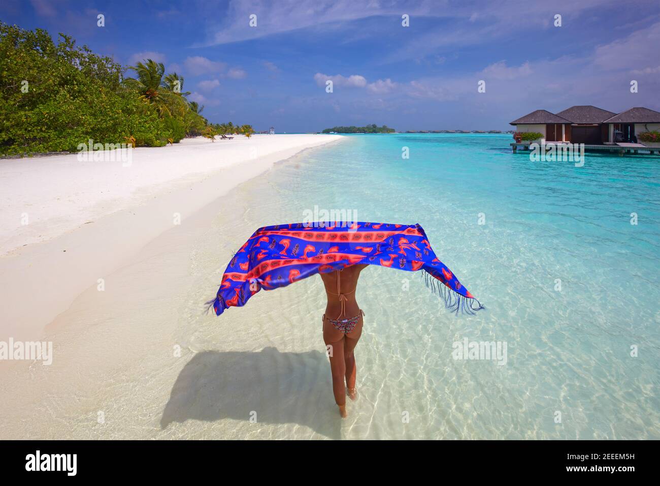 Giovane donna presso il Paradise Island (Lankanfinolhu), Maldive Foto Stock