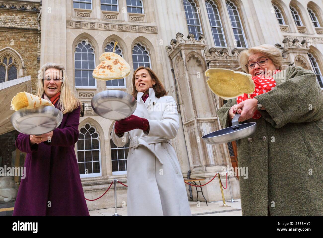 La Signora Mayoress, Hilary Russell (m), moglie di Signore attuale inizia la Guildhall Yard Pancake Race, Londra Foto Stock