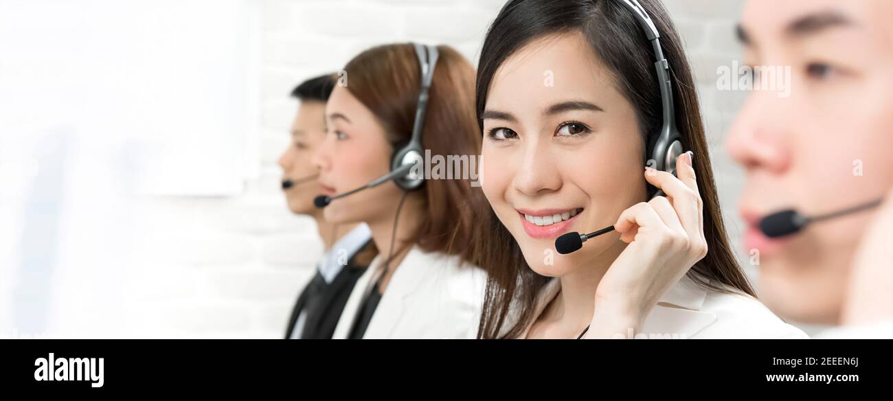 Asian telemarketing agenti di servizio clienti, concetto di lavoro call center - banner panoramico Foto Stock