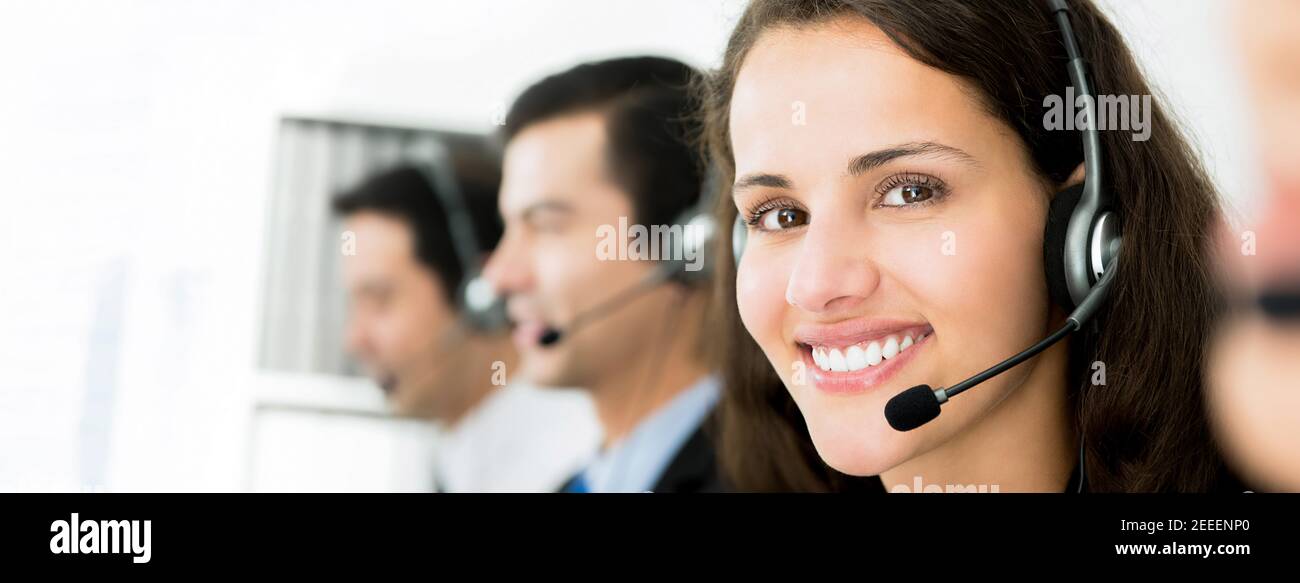 Smile telemarketing agenti di servizio clienti, concetto di lavoro call center - banner panoramico Foto Stock