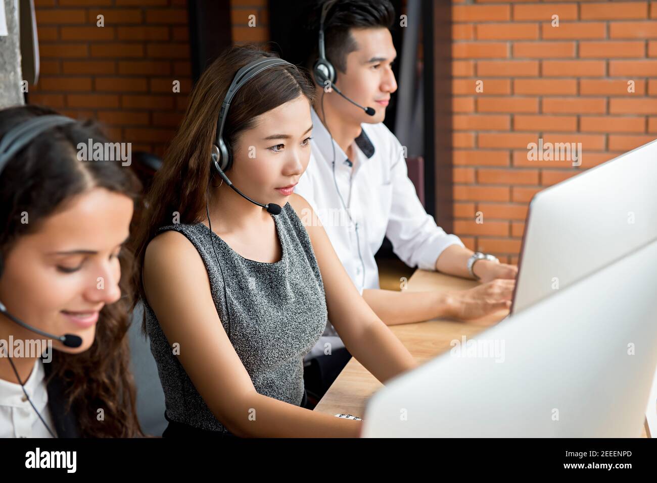Team di agenti per il servizio clienti di telemarketing multietnico, concetto di lavoro del call center Foto Stock