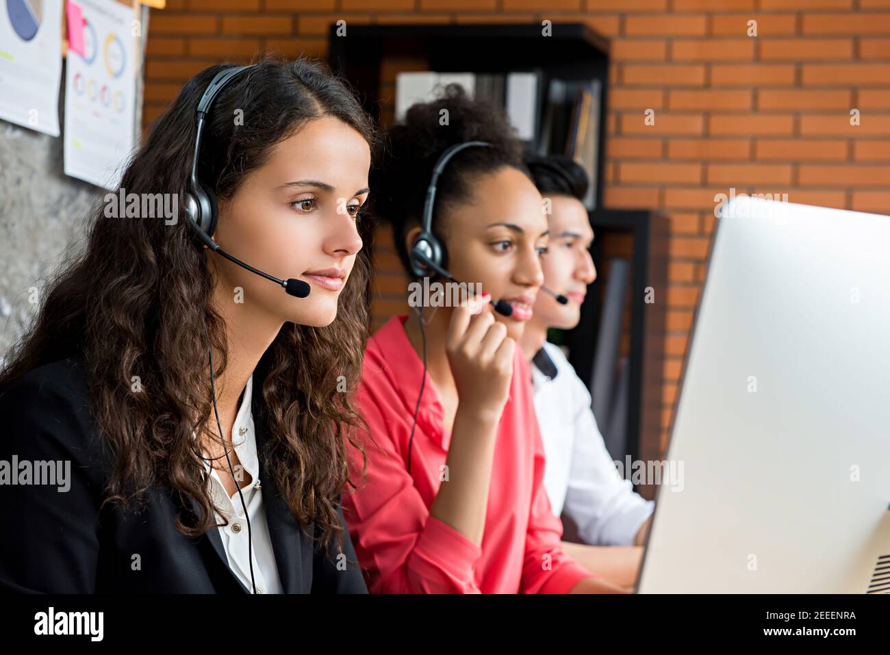 Team di agenti per il servizio clienti di telemarketing multietnico, concetto di lavoro del call center Foto Stock