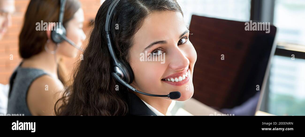 Smile telemarketing agenti di servizio clienti, concetto di lavoro call center - banner panoramico Foto Stock