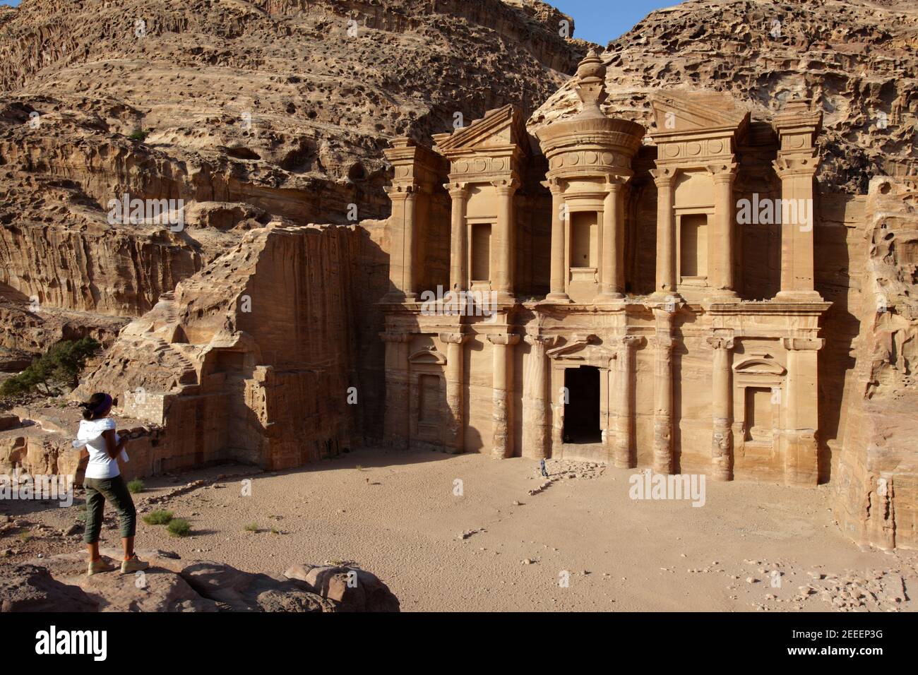 Ragazza che guarda El Deir (o monastero), Petra, Giordania Foto Stock