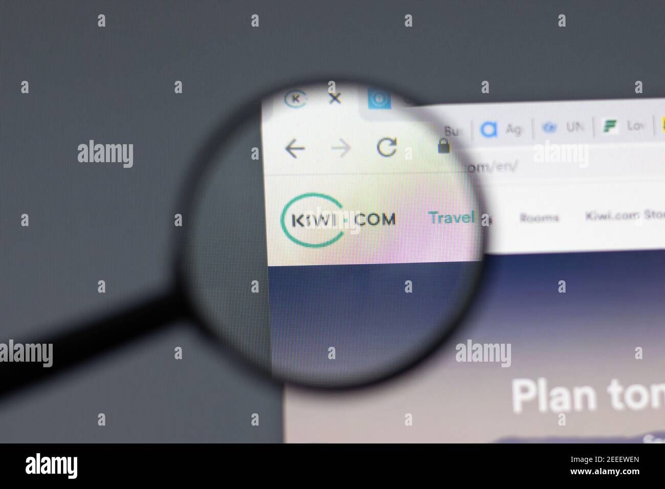 New York, USA - 15 Febbraio 2021: Sito Kiwi in browser con logo aziendale, Editoriale illustrativo Foto Stock