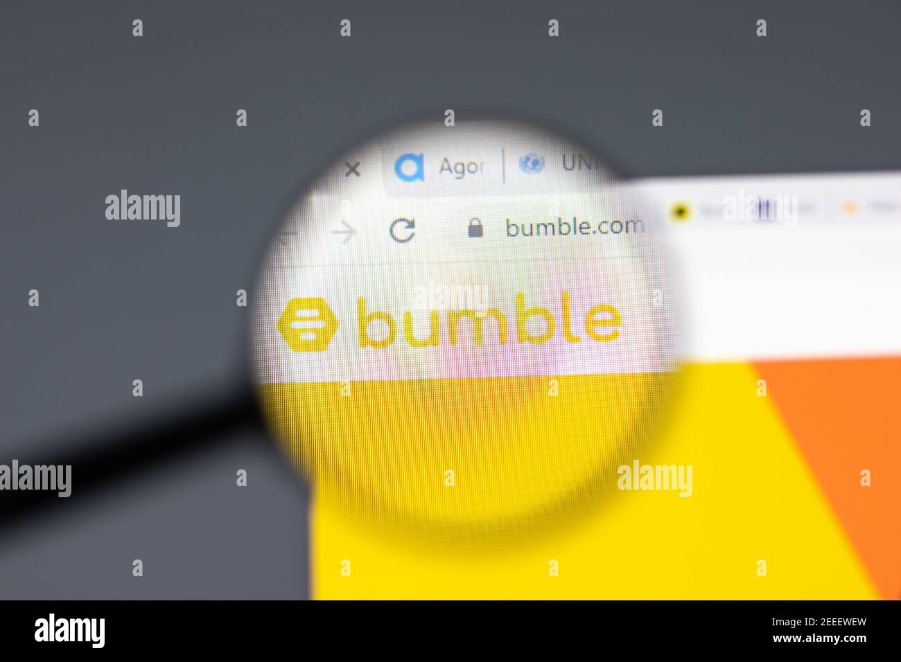 New York, USA - 15 Febbraio 2021: Sito Bumble in browser con logo aziendale, Editoriale illustrativo Foto Stock