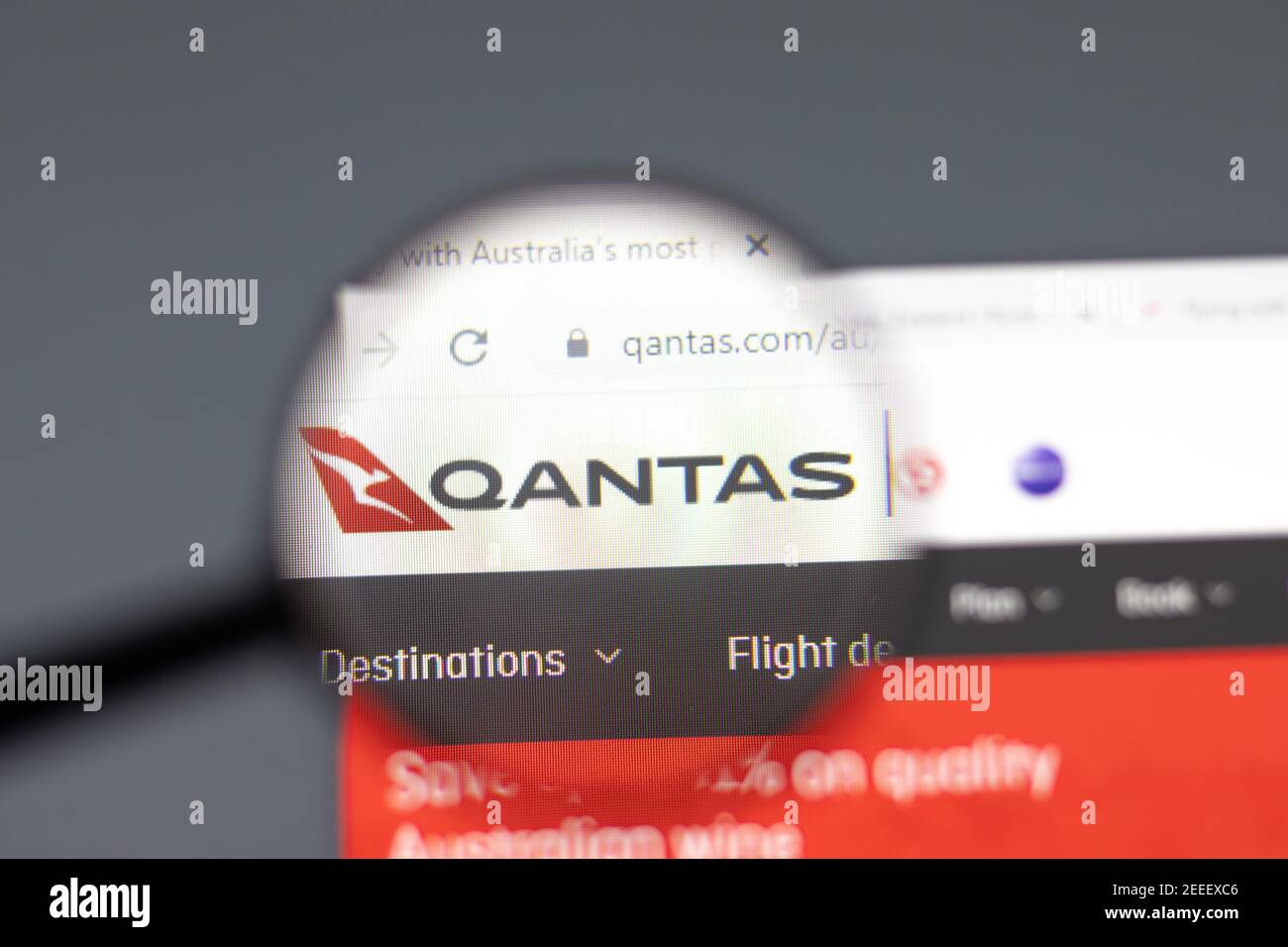 New York, USA - 15 Febbraio 2021: Sito WEB QANTAS in browser con logo aziendale, editoriale illustrativo Foto Stock