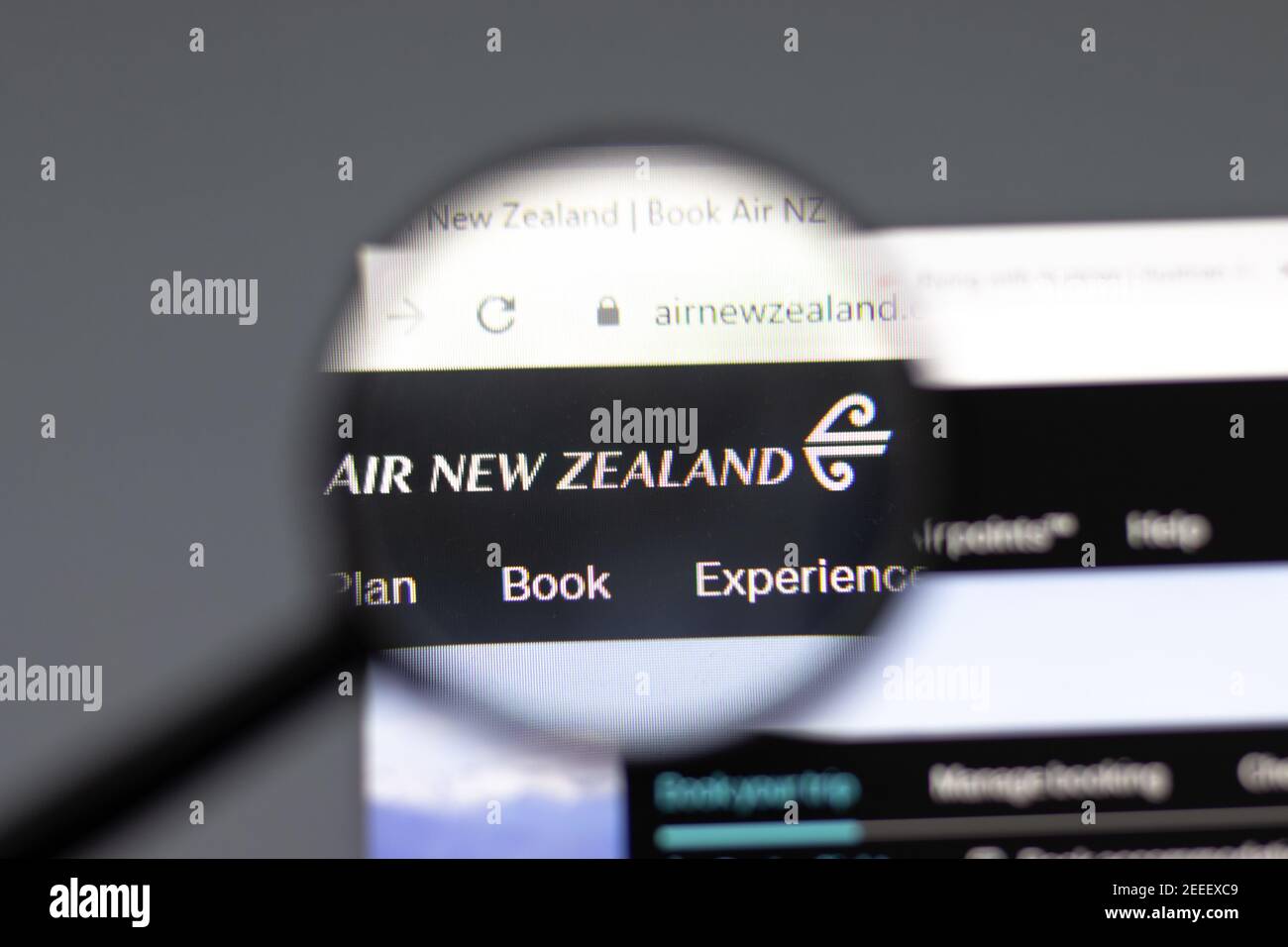 New York, USA - 15 Febbraio 2021: Sito web Air New Zealand nel browser con logo aziendale, Editoriale illustrativo Foto Stock