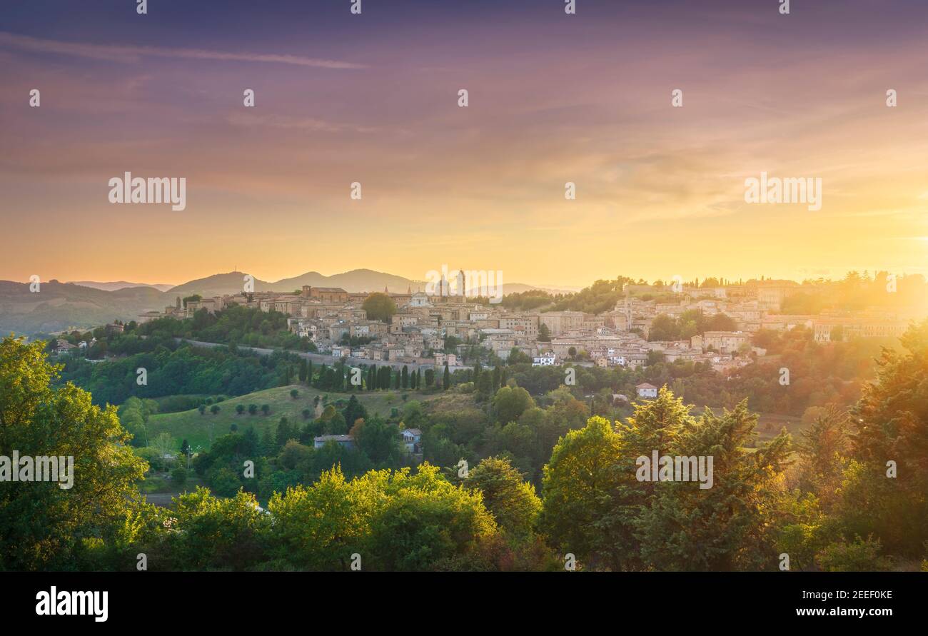 Città di Urbino e paesaggio di contrasto al tramonto. Sito patrimonio dell'umanità dell'UNESCO. Regione Marche, Italia, Europa. Foto Stock