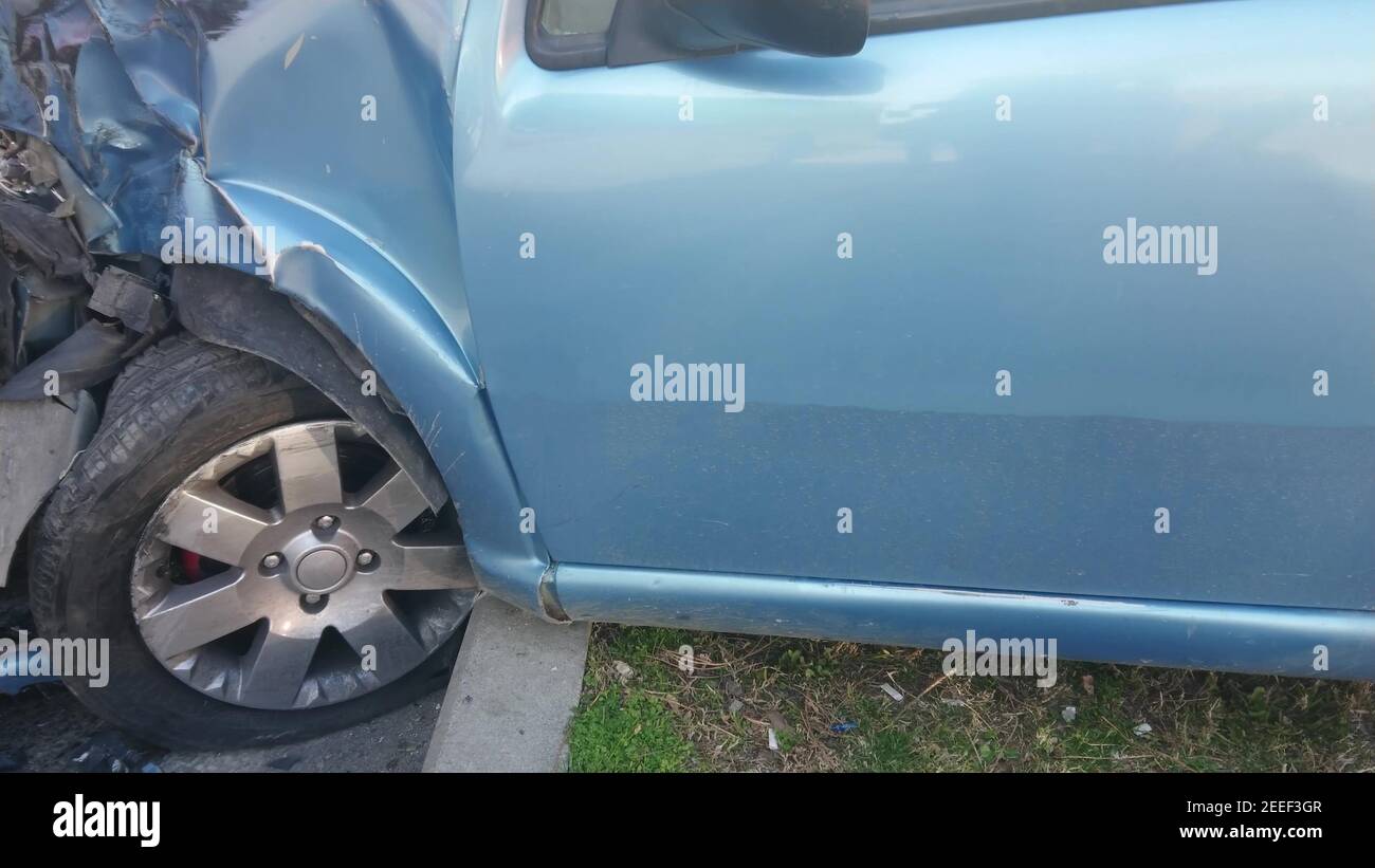 Incidente stradale, dettaglio con auto danneggiata dopo collisione Foto Stock