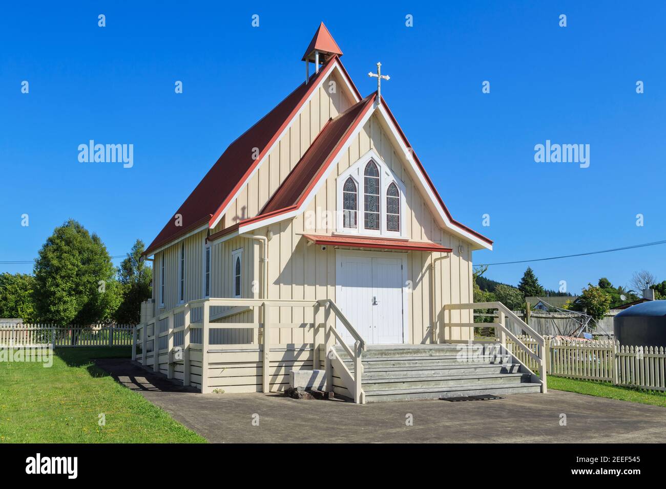 Chiesa Anglicana di Santa Maria, un'antica chiesa in legno dal semplice design 'carpentiere gotico' a Mourea, Nuova Zelanda Foto Stock
