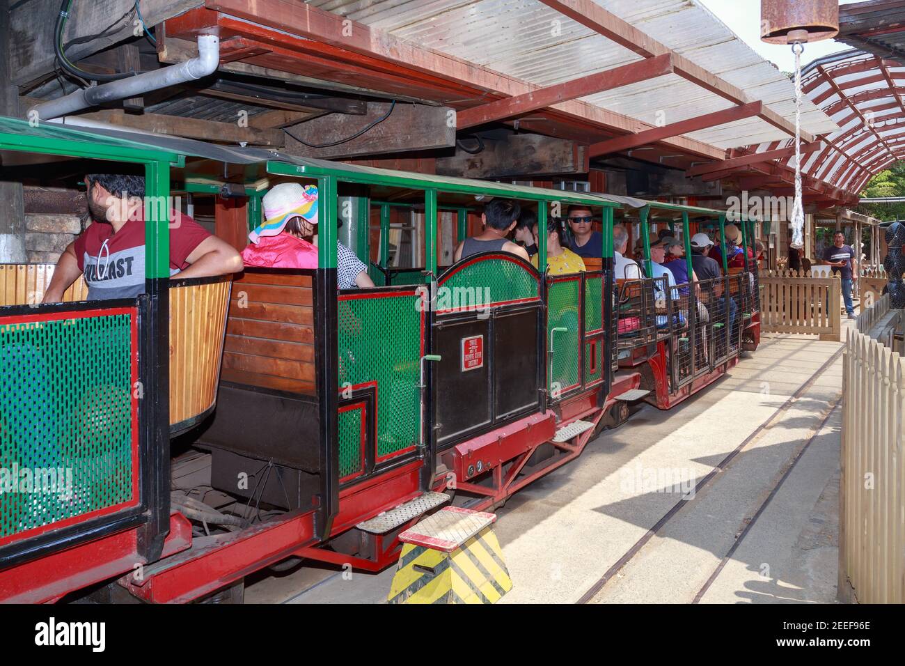 Passeggeri in carrozze alla Driving Creek Railway, un'attrazione turistica vicino alla città di Coromandel, Nuova Zelanda Foto Stock