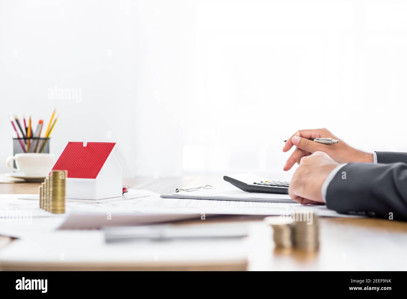 Agente immobiliare che lavora al tavolo Foto Stock