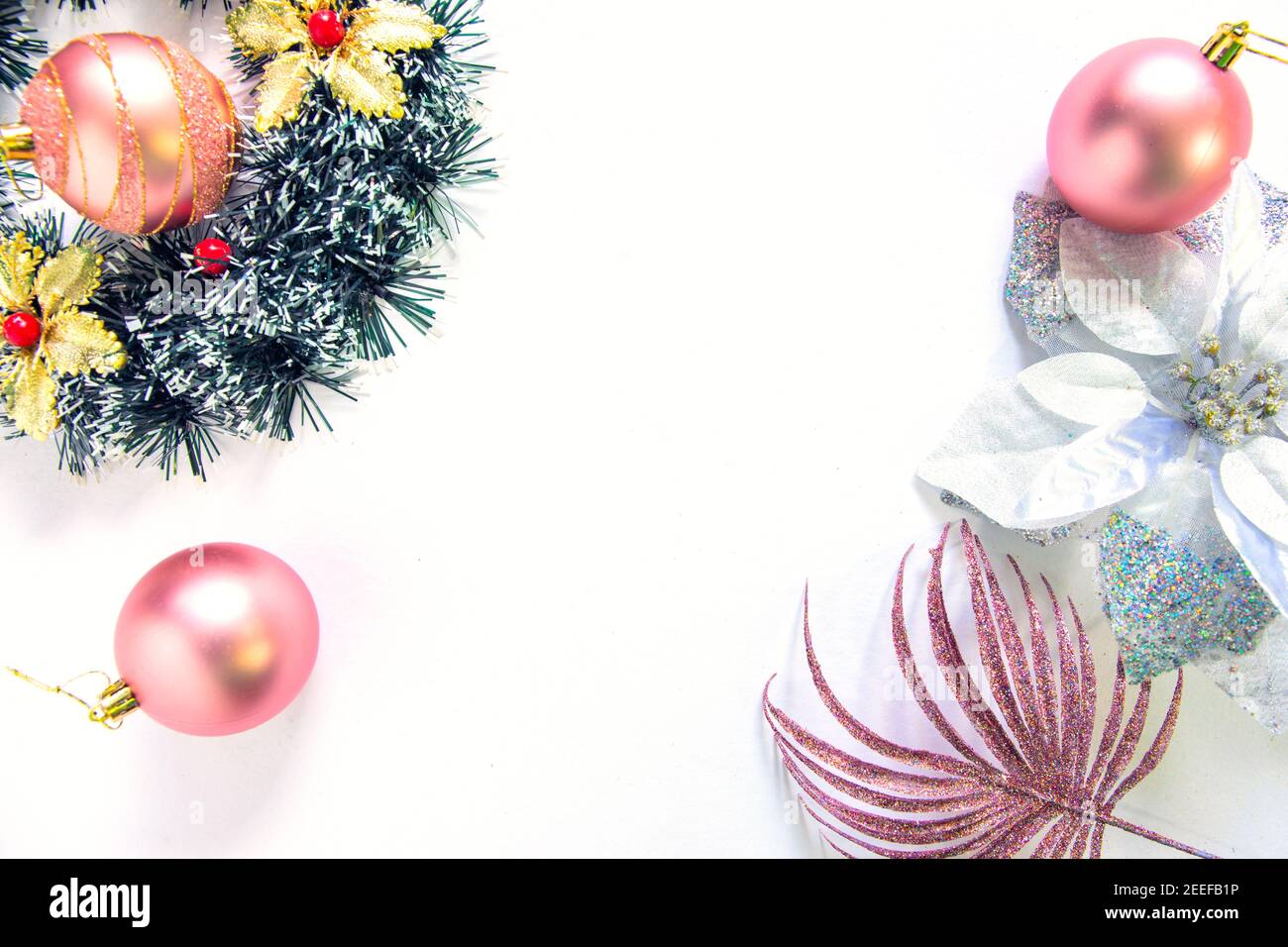 Appartamento di Natale su sfondo bianco. Vista dall'alto del tavolo con ornamenti x-mas delicati e femminili. Baubles di Natale rosa e oro. Nuovo anno mockup. Vacanze invernali Foto Stock