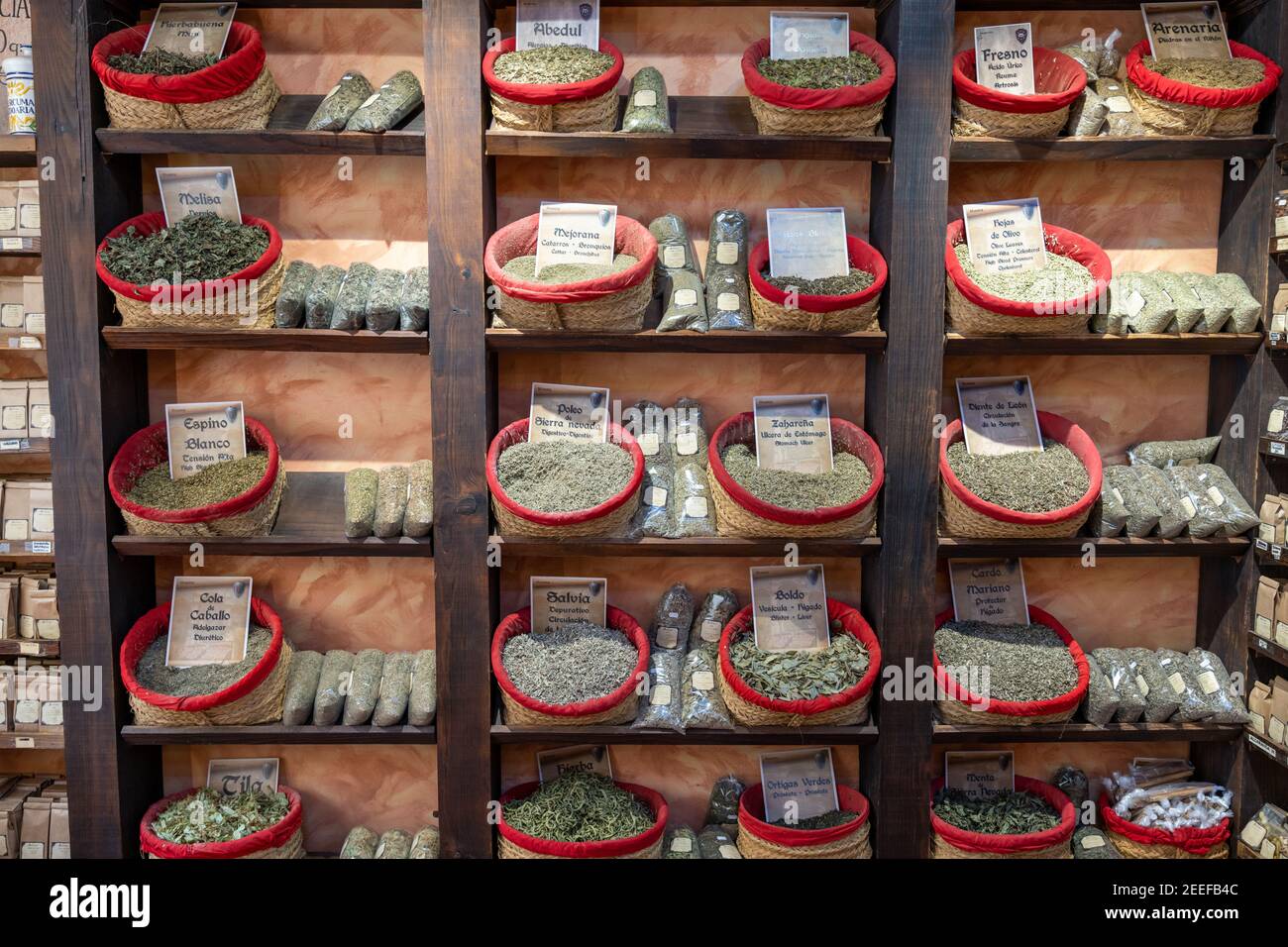 Granada, Spagna - 4 febbraio 2021: Vista interna di un negozio di tè con erbe e spezie e molti tipi di tè in cestini Foto Stock