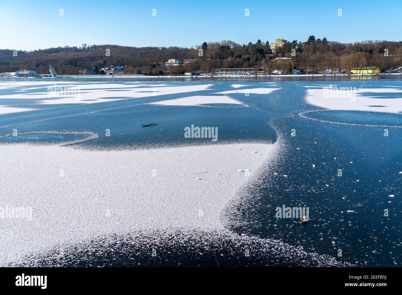 Inverno nella zona della Ruhr, Baldeneysee, innevato, lago parzialmente congelato, Essen, NRW, Germania, Foto Stock