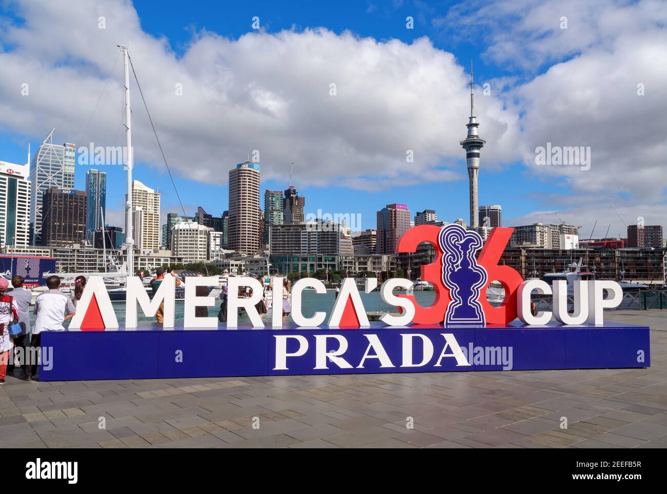 Il logo della 36a America's Cup yacht race e lo sponsor, Prada, a Viaduct Basin, Auckland, Nuova Zelanda Foto Stock