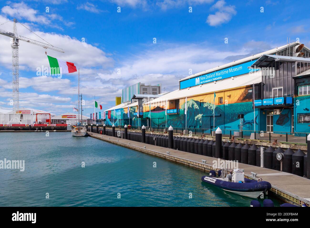 Una gigantesca bandiera italiana sorvola la base del team Luna Rossa ad Auckland, in Nuova Zelanda, durante la 36esima gara di yacht America's Cup Foto Stock