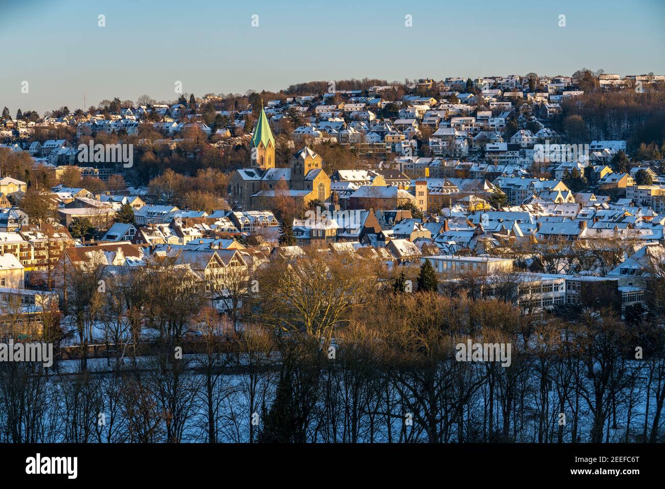 Chiesa di San Ludgerus, a Essen-Werden, chiesa abbaziale, con il santuario di San Ludgerus, nella cripta, sulla destra edificio dell'Università Folkwang di Foto Stock