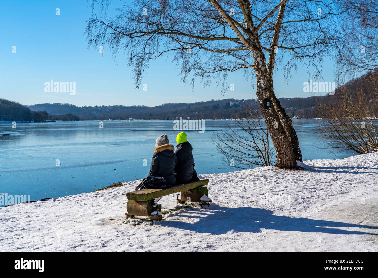 Inverno nella zona della Ruhr, Baldeneysee, innevato, lago parzialmente congelato, escursionisti sulla riva, riva occidentale, Essen, NRW, Germania, Foto Stock