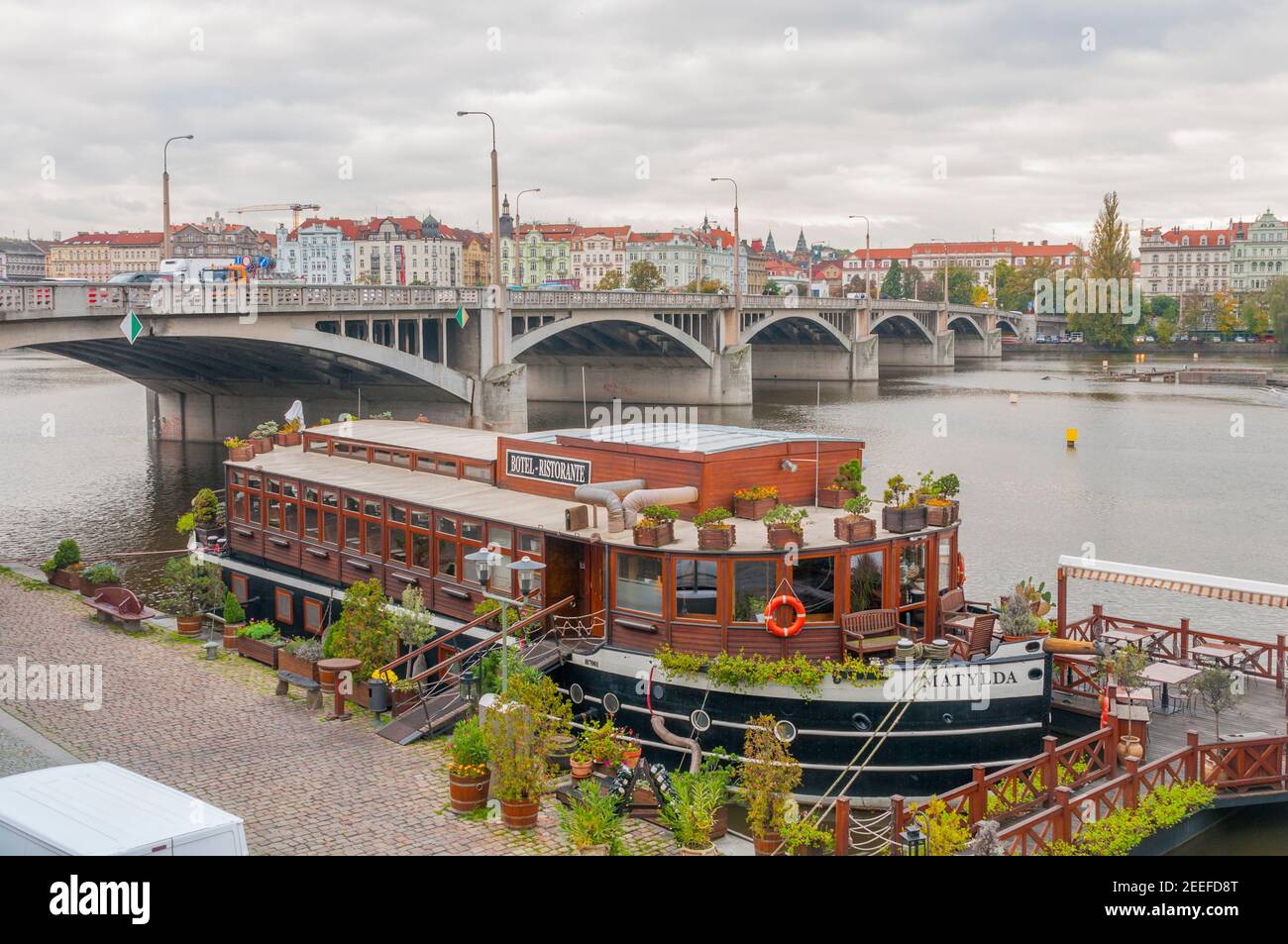 Praga, Repubblica Ceca - 22 ottobre 2014 - l'hotel galleggiante e ristorante 'Botel Matylda' sul fiume Vlatva nel centro di Praga Foto Stock