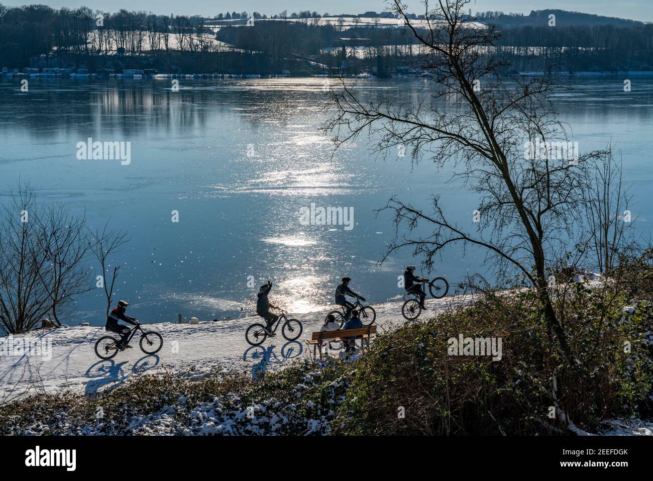 Inverno nella zona della Ruhr, Baldeneysee, innevato, lago parzialmente congelato, escursionisti sulla riva, riva occidentale, Essen, NRW, Germania, Foto Stock