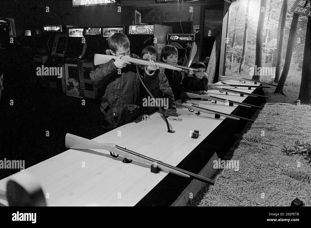 Giovani ragazzi che giocano su Rifle Range Foto Stock