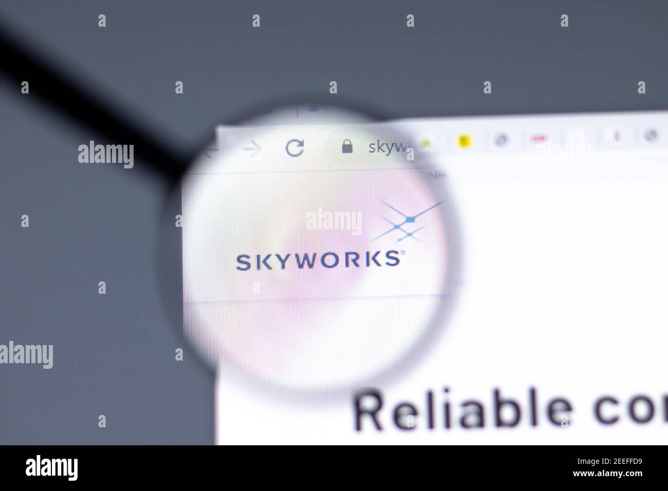 New York, USA - 15 Febbraio 2021: Sito web Skyworks Solutions in browser con logo aziendale, Editoriale illustrativo Foto Stock