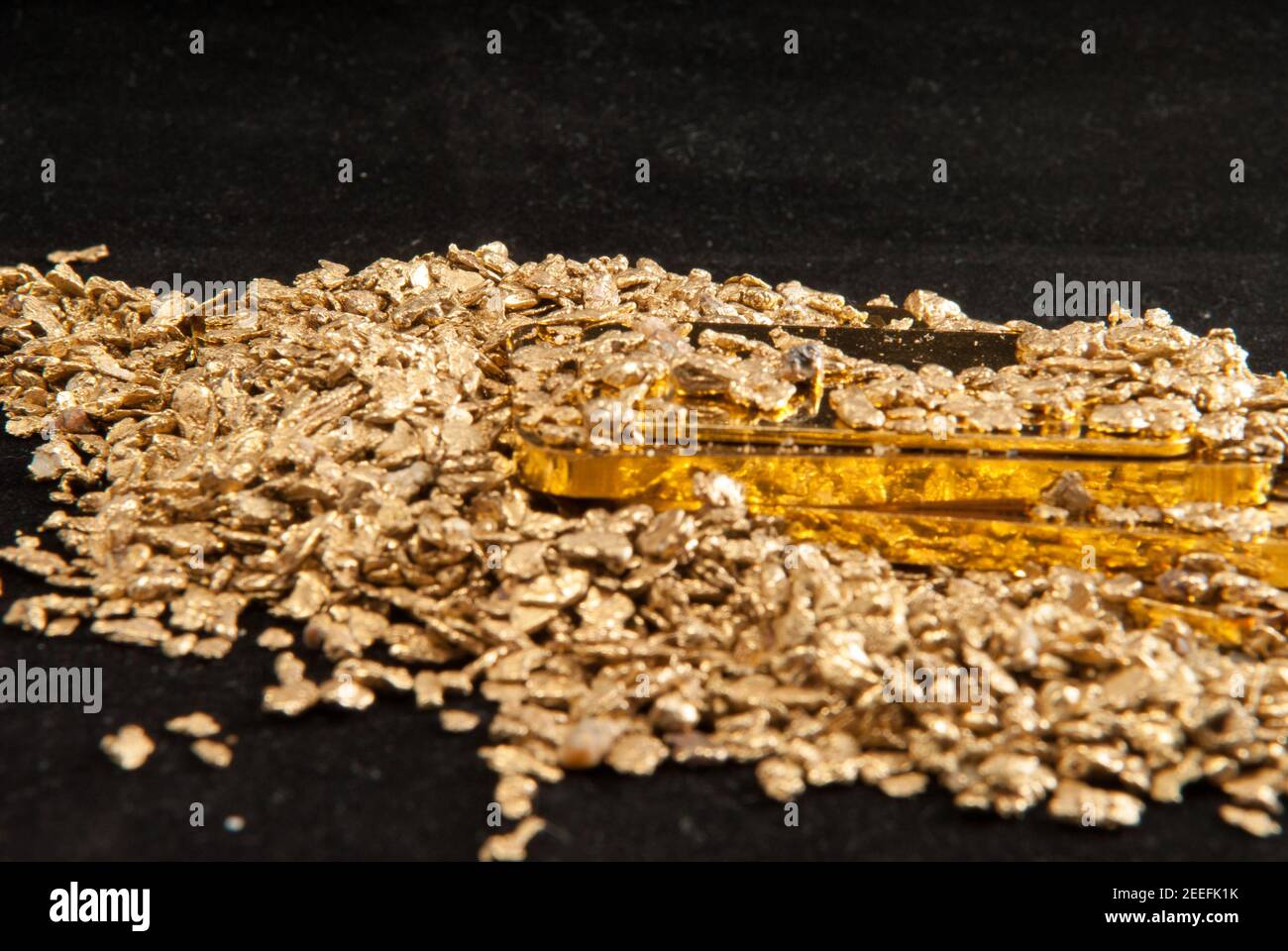 oro in monete, pepite e lingotti Foto Stock