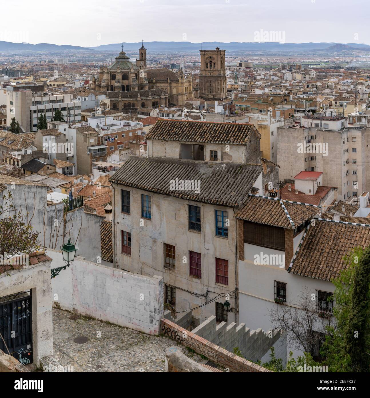 "Granada, Spagna - 4 febbraio 2021: Vista dei tetti e della città di Granada in Andalusia Granada, Spagna - 4 febbraio 2021: " Foto Stock