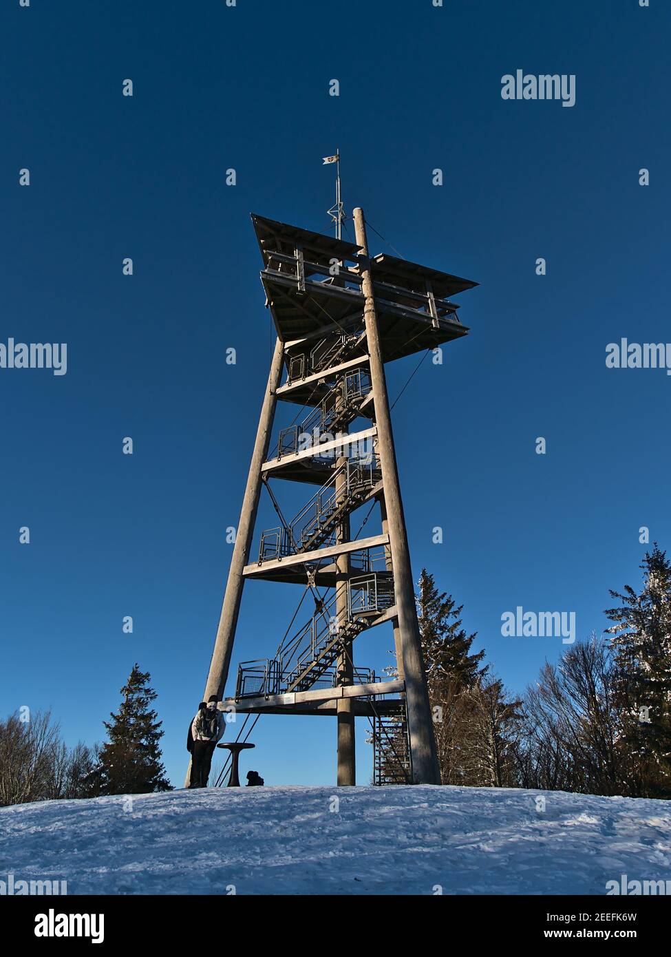 Vista della torre di osservazione in legno Eugen-Keidel-Turm sulla cima del picco Schauinsland (1,284 m) nella catena montuosa della Foresta Nera, Germania nella stagione invernale. Foto Stock