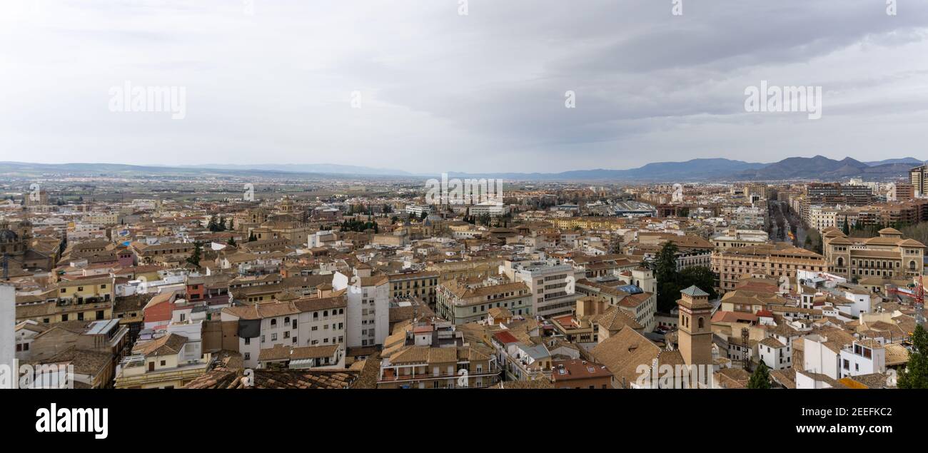 Granada, Spagna - 4 febbraio 2021: Vista panoramica dei tetti e della città di Granada in Andalusia Foto Stock