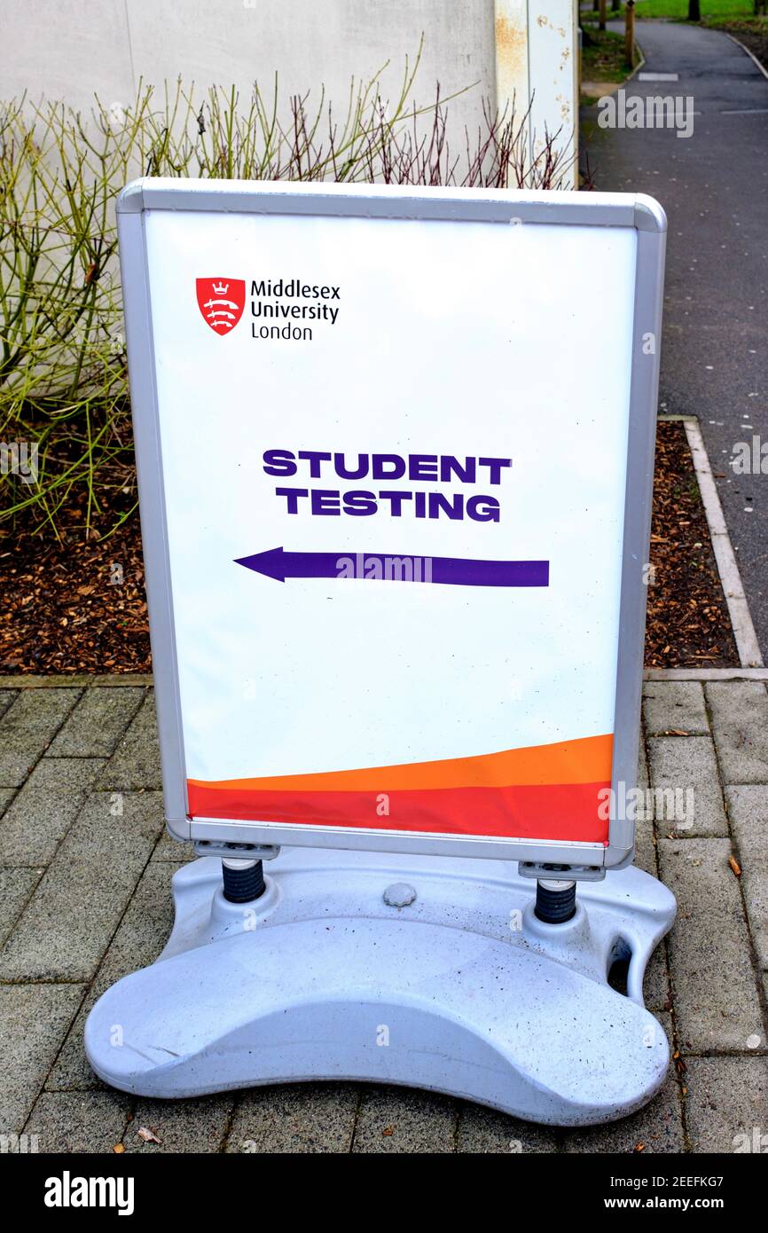 Il copivid19 studentesco firma di test alla Middlesex University di Londra mentre le università si preparano per il ritorno degli studenti al campus post-lockdown. Foto Stock