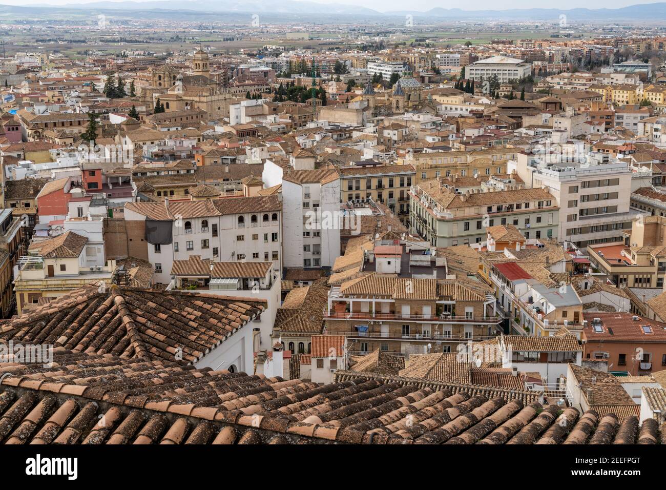 "Granada, Spagna - 4 febbraio 2021: Vista dei tetti e della città di Granada in Andalusia Granada, Spagna - 4 febbraio 2021: " Foto Stock