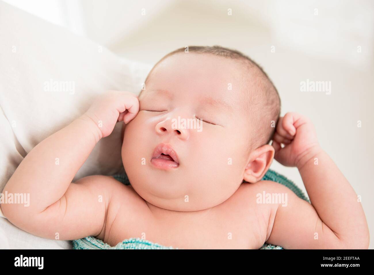 Adorabile bambino neonato che dorme tra le braccia della madre Foto Stock