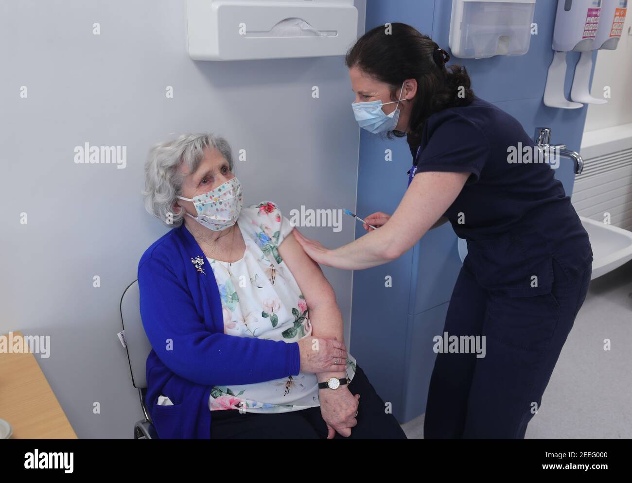 Margaret Power, di 93 anni, riceve un'iniezione del vaccino Pfizer dal Dr. Sheenagh Macnamara presso il Waterford Primary Care Center nell'Irlanda del sud-est. Data immagine: Martedì 16 febbraio 2021. Foto Stock